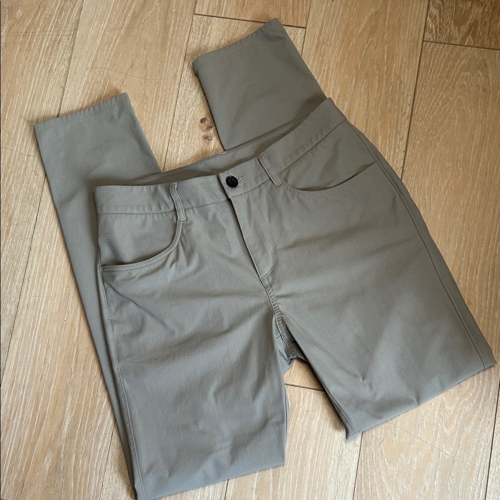 Vuori Men's Slim Straight Athleisure Performance Chino Pants in Light Gray - Picture 10 of 10